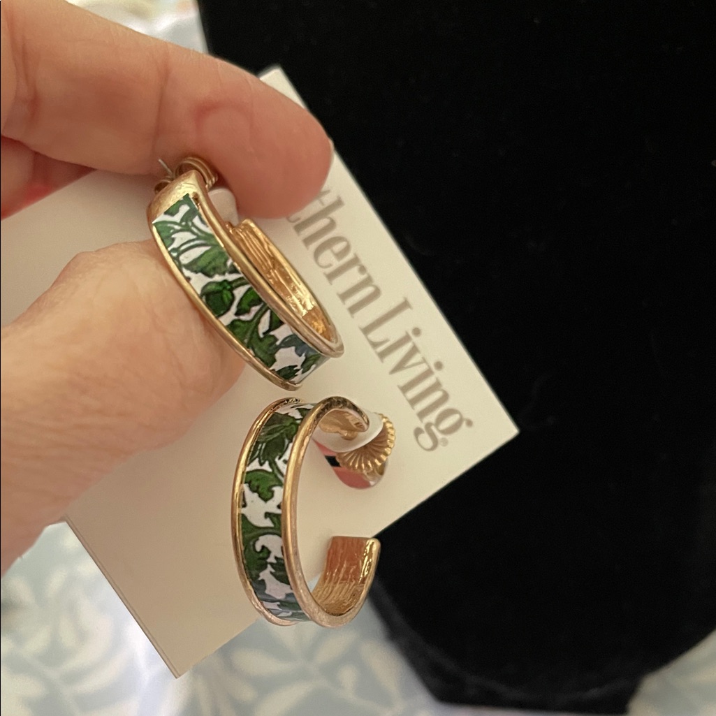 Nwt Southern Living Gold And Green Leaf Pattern Enamel Earrings 28$